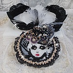 Collier pendentif F&eacute;erie Black avec un beau chapeau en soie et perles.